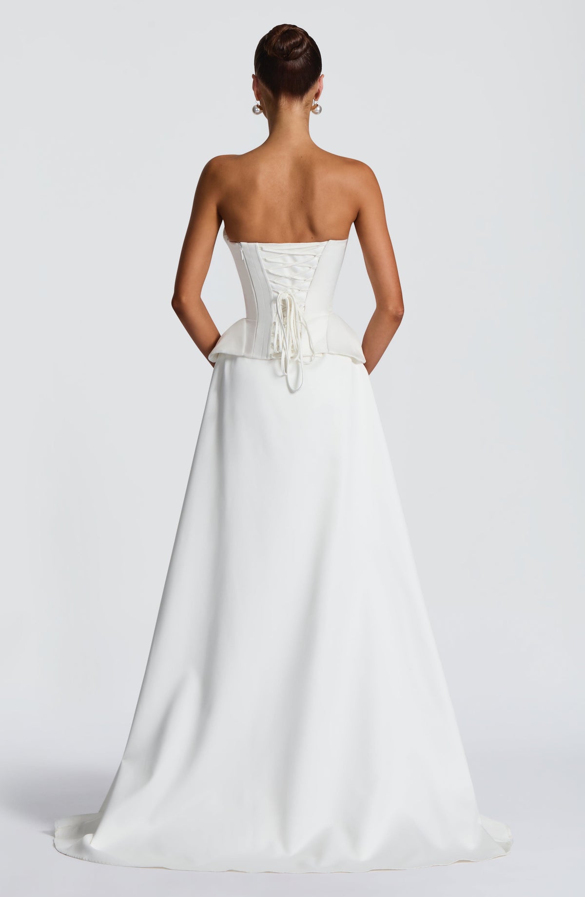 Vestido marfil con espalda descubierta y cola, lazo ajustable en la cintura