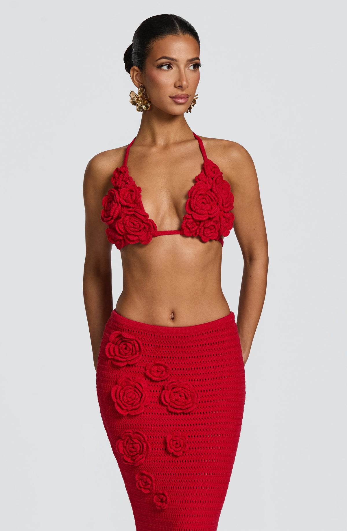 Falda larga roja de punto con motivos de rosas bordadas en relieve