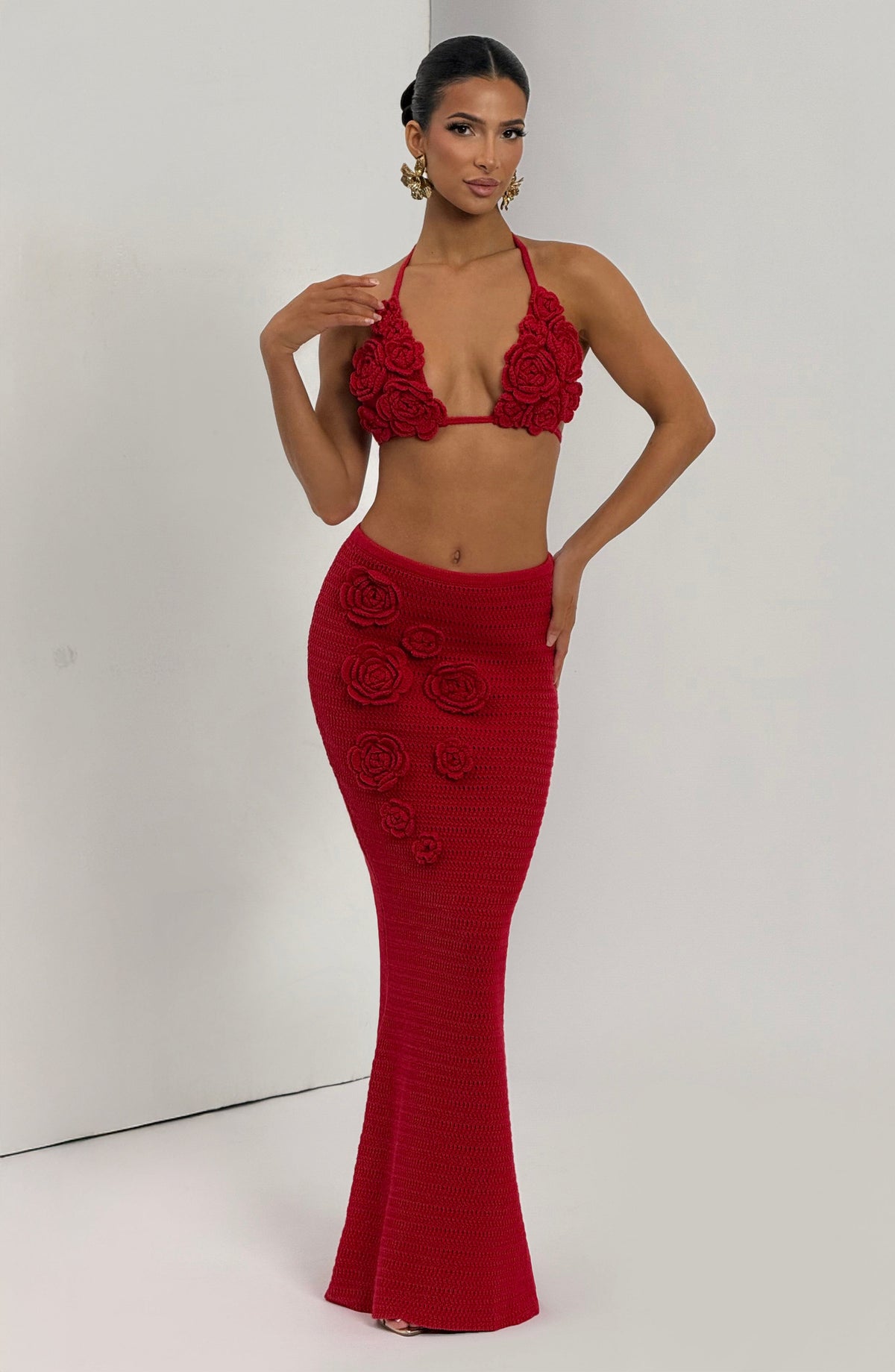 Falda larga roja de punto canalé con diseño de rosas y corte sirena