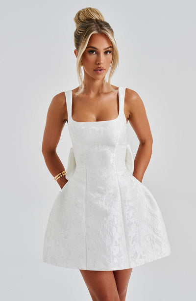 Vestido OLIVIA blanco sin mangas, escote cuadrado y falda acampanada