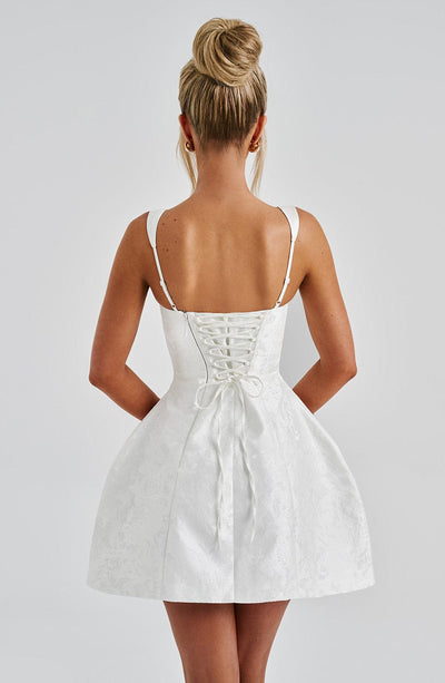 Vestido blanco corto con tirantes finos y corsé trasero con cordones al centro