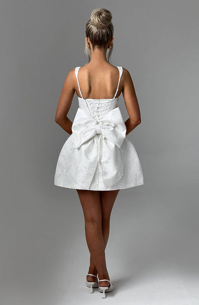 Vestido blanco corto por la espalda, tirantes finos y lazo grande en la cintura