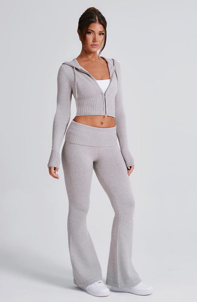 Sudadera gris claro de punto con capucha y cremallera frontal; corte corto