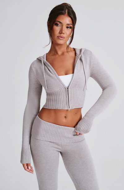 Conjunto gris claro: sudadera con cremallera y capucha, pantalón acanalado a juego.