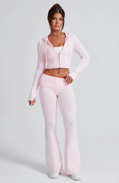 Conjunto rosa: sudadera con capucha y cremallera, y pantalón de punto acampanado