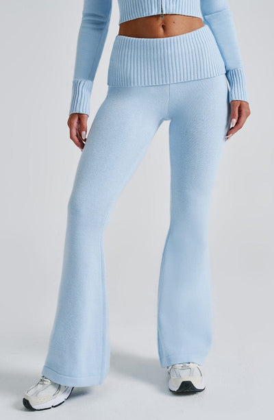 Pantalón azul celeste de punto acampanado con cintura acanalada y pierna amplia