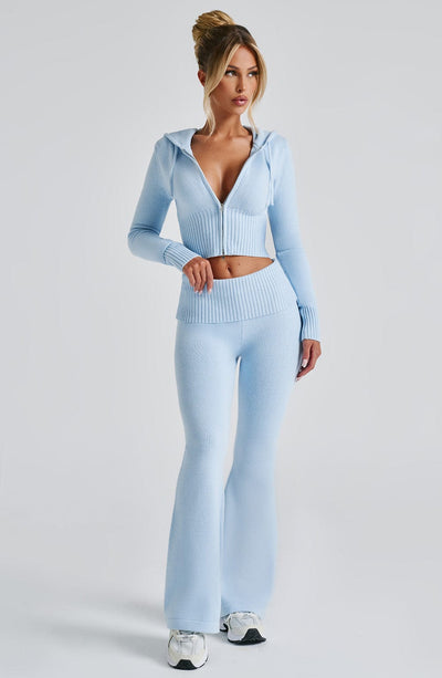 Pantalón de punto azul celeste acampanado, tiro medio y cintura acanalada