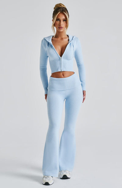 Pantalón de punto azul celeste acampanado, pierna amplia y costuras verticales