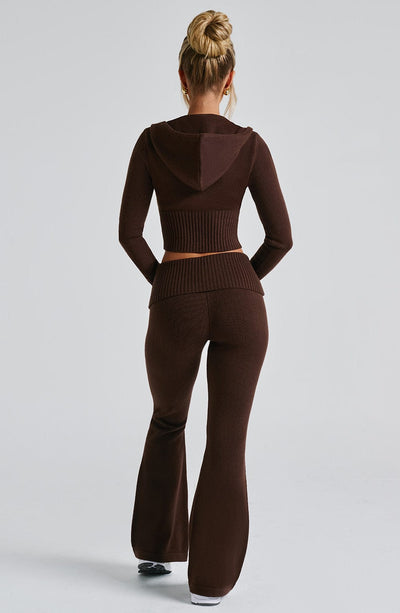 Pantalón tejido chocolate acampanado, tiro alto, vista trasera con canalé