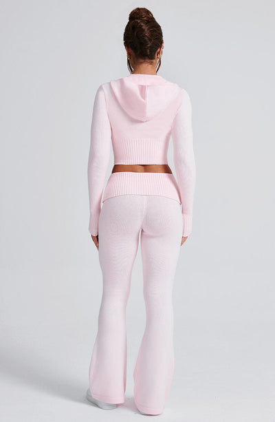 Pantalón rosa claro acampanado de punto acanalado, vista trasera con cintura elástica.