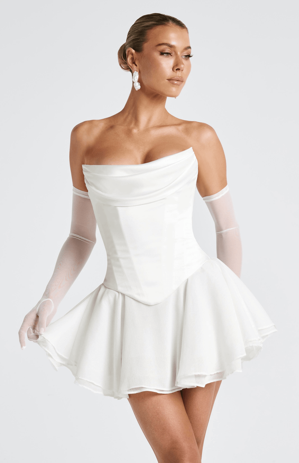 Vestido corto marfil palabra de honor con mangas transparentes y falda acampanada