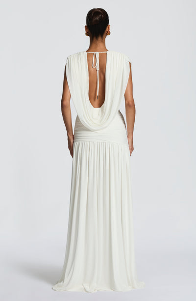 Vestido ROCÍO blanco con espalda abierta y pliegues en la cintura, largo