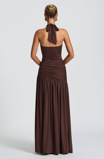Vestido largo marrón ciruela con espalda descubierta y cola con abertura