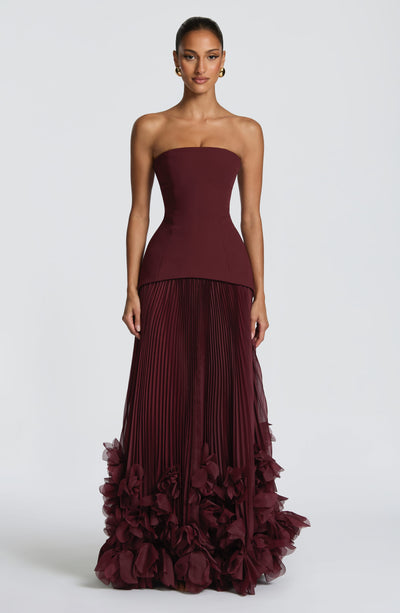 Vestido SERAFINA burdeos sin tirantes con falda plisada larga y volantes voluminosos