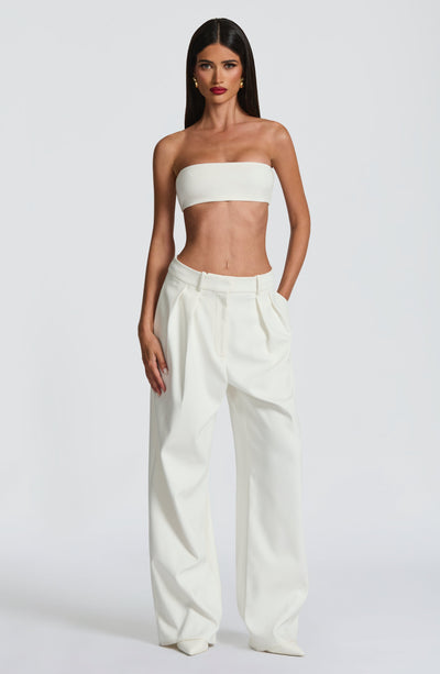 Top marfil tipo bandeau sin tirantes, escote recto y ajuste entallado