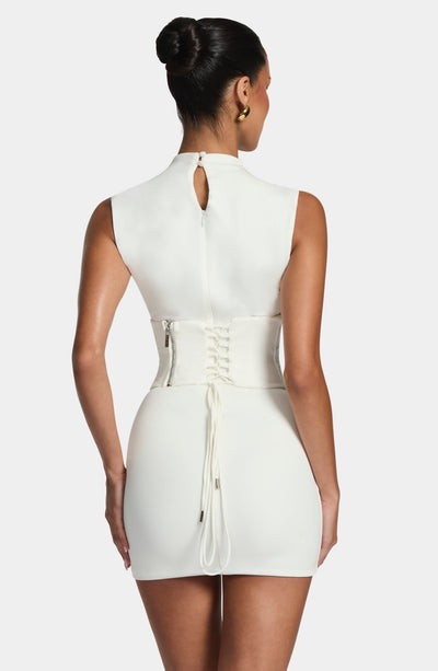 Vestido SOFÍA blanco con espalda descubierta parcial y cordón de amarre trasero