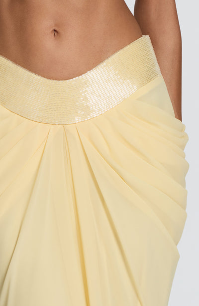 Cinturilla de la falda amarilla limón con franja brillante y frunces en el talle