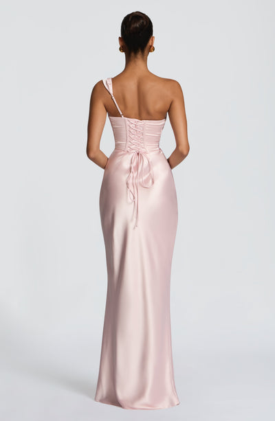 Vestido largo satinado rosa con espalda descubierta, tirantes finos y lazo