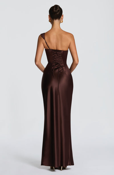 Vestido largo satinado marrón oscuro con espalda descubierta y recogido en la cintura.