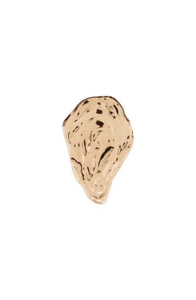 Broche dorado tipo gota con patrón ondulado y acabado brillante