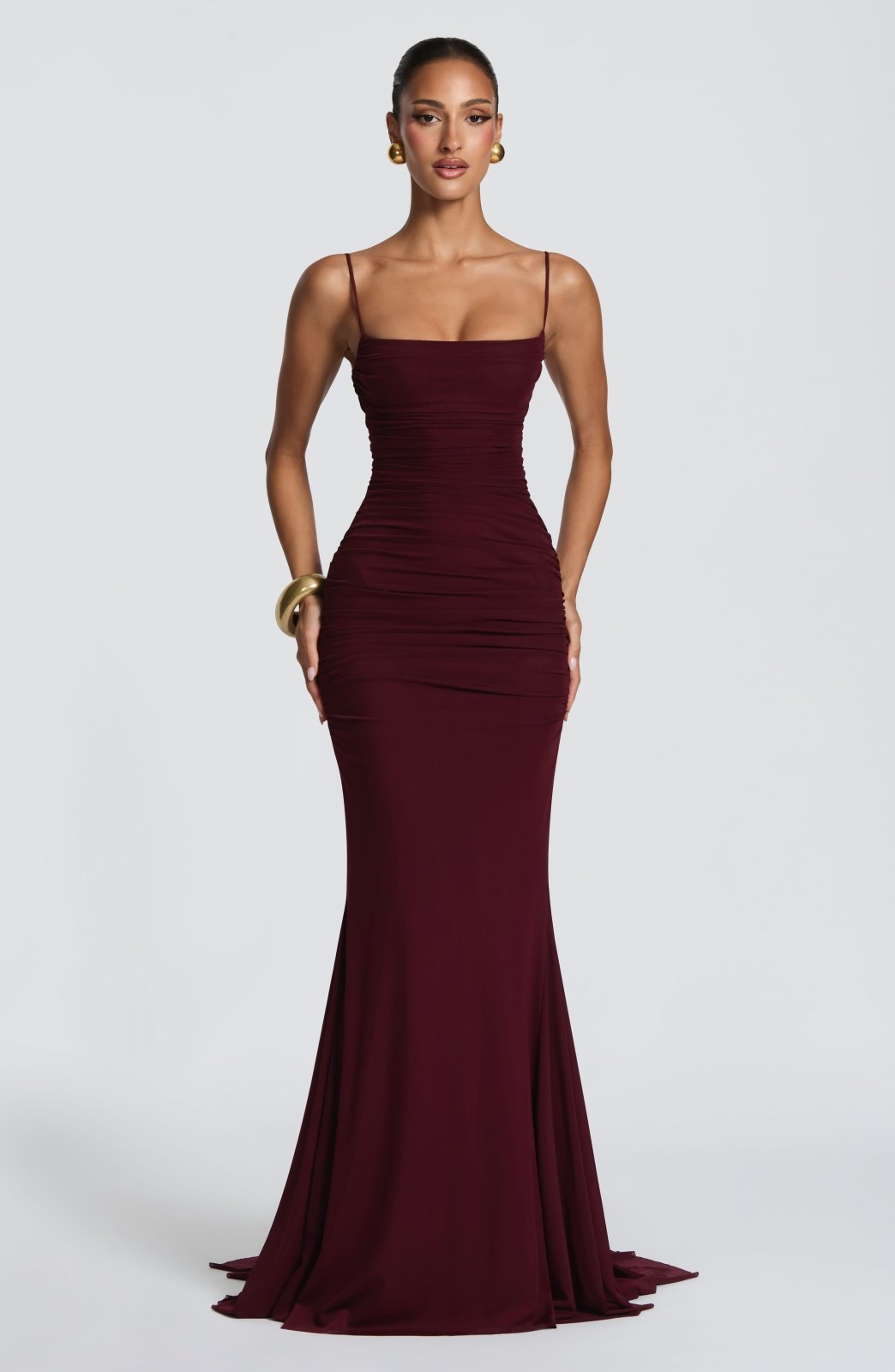 Vestido sirena burdeos con tirantes finos y fruncidos en la cintura